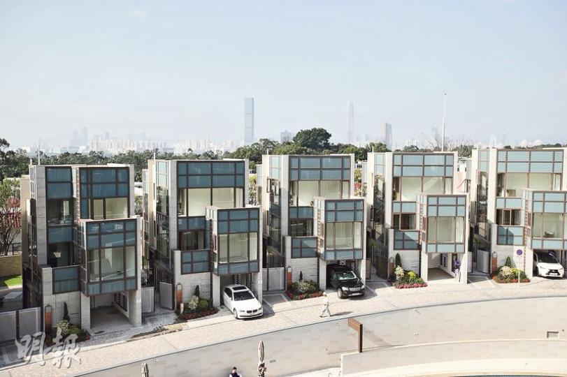 長實地產牛潭尾意花園昨公布首批價單,是一手市場上雞年首個開價新盤,入場洋房折實售約1877.4萬元,屬實用面積1476方呎的3房3套洋房。(曾憲宗攝) 長實地產牛潭尾意花園昨公布首批價單,是一手市場上雞年首個開價新盤,入場洋房折實售約1877.4萬元,屬實用面積1476方呎的3房3套洋房。(曾憲宗攝)