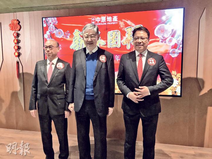 中原集團主席施永青(中)昨出席新春團拜時表示,二手盤源短缺使樓價難以大跌,惟本港樓市充斥不少負面因素,料全年樓價跌8%至13%。(方可兒攝) 中原集團主席施永青(中)昨出席新春團拜時表示,二手盤源短缺使樓價難以大跌,惟本港樓市充斥不少負面因素,料全年樓價跌8%至13%。(方可兒攝)