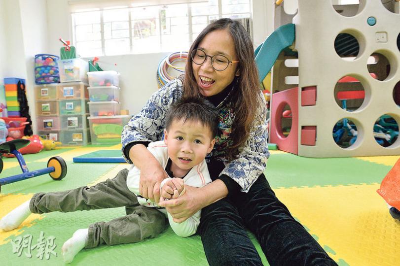 荃威幼稚園現租用約9000呎的私人物業,校長張如卉(右)表示,目前校舍月租23.5萬元,但去年物業易手,她擔心新業生會大幅加租,盼能以其教學理念感動新業主。圖為張校長與學生。(楊柏賢攝) 荃威幼稚園現租用約9000呎的私人物業,校長張如卉(右)表示,目前校舍月租23.5萬元,但去年物業易手,她擔心新業生會大幅加租,盼能以其教學理念感動新業主。圖為張校長與學生。(楊柏賢攝)