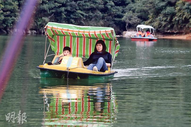 黃泥涌水塘公園的水上單車服務將於情人節結束。有母親得悉消息後,昨午專程帶兒子同遊,回味童年時光,慨嘆本港愈來愈少休閒活動的地方。(李紹昌攝)遊人心聲﹕年輕情侶林先生(右)及余小姐(左)早前得知黃泥涌水塘的水上單車承辦商即將結業,昨午特意前來拍拖。兩人昨首玩水上單車,同說公園環境寧靜舒服,「如果能保留(水上單車)就好了」。林說香港「好玩地方」愈來愈少,平日拍拖多到大商場及主題公園,非常沉悶。他認為水上單車設施宣傳不足以致無人前往遊玩,慨嘆「知道結業才去玩,已經太遲」。(李紹昌攝)遊人心聲﹕葉女士( 黃泥涌水塘公園的水上單車服務將於情人節結束。有母親得悉消息後,昨午專程帶兒子同遊,回味童年時光,慨嘆本港愈來愈少休閒活動的地方。(李紹昌攝)遊人心聲﹕年輕情侶林先生(右)及余小姐(左)早前得知黃泥涌水塘的水上單車承辦商即將結業,昨午特意前來拍拖。兩人昨首玩水上單車,同說公園環境寧靜舒服,「如果能保留(水上單車)就好了」。林說香港「好玩地方」愈來愈少,平日拍拖多到大商場及主題公園,非常沉悶。他認為水上單車設施宣傳不足以致無人前往遊玩,慨嘆「知道結業才去玩,已經太遲」。(李紹昌攝)遊人心聲﹕葉女士(