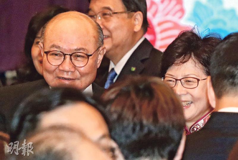 中華總商會噚日喺灣仔舉行新春酒會,原本答應出席嘅4個特首參選人,最後只有胡國興(左)同林鄭月娥(右)現身,兩人一度有交流。(李紹昌攝) 中華總商會噚日喺灣仔舉行新春酒會,原本答應出席嘅4個特首參選人,最後只有胡國興(左)同林鄭月娥(右)現身,兩人一度有交流。(李紹昌攝)
