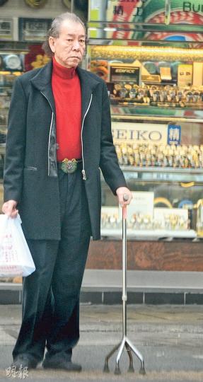 曾是「影壇四大惡人」的李兆基,成為九龍城街坊,經常都撐住拐杖緩慢步行當運動。(攝影/記者:劉永銳、柯美)基哥看來精神不俗,希望他可以再在熒幕演出。(攝影/記者:劉永銳、柯美) 曾是「影壇四大惡人」的李兆基,成為九龍城街坊,經常都撐住拐杖緩慢步行當運動。(攝影/記者:劉永銳、柯美)基哥看來精神不俗,希望他可以再在熒幕演出。(攝影/記者:劉永銳、柯美)