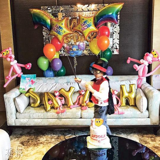 李嘉欣為囝囝炮製「傻豹生日會」,Jayden見到喜愛的傻豹開心不已。(微博圖片)Jayden親親媽咪李嘉欣,十分溫馨。(微博圖片) 李嘉欣為囝囝炮製「傻豹生日會」,Jayden見到喜愛的傻豹開心不已。(微博圖片)Jayden親親媽咪李嘉欣,十分溫馨。(微博圖片)