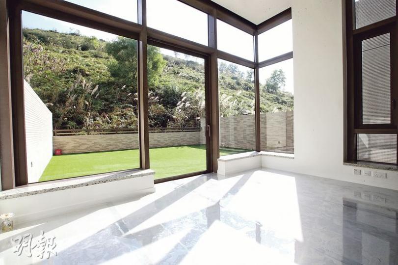 意花園昨首度開放現樓予公眾參觀,發展商表示吸引至少200名買家到場,項目提供67幢洋房。(曾憲宗攝)意花園會所及公用花園合計約6.5萬方呎,會所提供約28米長戶外泳池、宴會廳、兒童遊樂場等設施。(方可兒攝) 意花園昨首度開放現樓予公眾參觀,發展商表示吸引至少200名買家到場,項目提供67幢洋房。(曾憲宗攝)意花園會所及公用花園合計約6.5萬方呎,會所提供約28米長戶外泳池、宴會廳、兒童遊樂場等設施。(方可兒攝)