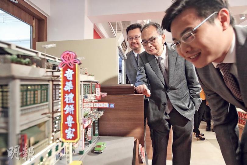 奇華餅家復古旗艦店開幕,店舖入面擺有兩個1:12及1:43比例嘅微雕模型,展示奇華第一間鋪及五、六十年代是上海街舊舖喺中秋佳節時嘅情景。(曾憲宗攝)新店入面擺有六十年代婚嫁用嘅奇華三層喜餅禮盒。(曾憲宗攝)奇華餅家係喜帖街旁嘅香港三級歷史建築物開設旗艦店。(曾憲宗攝) 奇華餅家復古旗艦店開幕,店舖入面擺有兩個1:12及1:43比例嘅微雕模型,展示奇華第一間鋪及五、六十年代是上海街舊舖喺中秋佳節時嘅情景。(曾憲宗攝)新店入面擺有六十年代婚嫁用嘅奇華三層喜餅禮盒。(曾憲宗攝)奇華餅家係喜帖街旁嘅香港三級歷史建築物開設旗艦店。(曾憲宗攝)