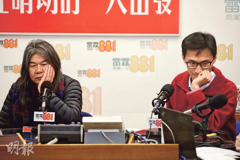 社民連立法會議員梁國雄(左)日前宣布,若取得3.8萬個公民提名就會參選特首。他與支持其參選的朱凱廸(右)昨接受電台訪問,朱稱自從支持梁國雄參選,網上面對歷來最多的反對和批評,但他強調自己只是實踐民主自決的政治理念。(曾憲宗攝) 社民連立法會議員梁國雄(左)日前宣布,若取得3.8萬個公民提名就會參選特首。他與支持其參選的朱凱廸(右)昨接受電台訪問,朱稱自從支持梁國雄參選,網上面對歷來最多的反對和批評,但他強調自己只是實踐民主自決的政治理念。(曾憲宗攝)