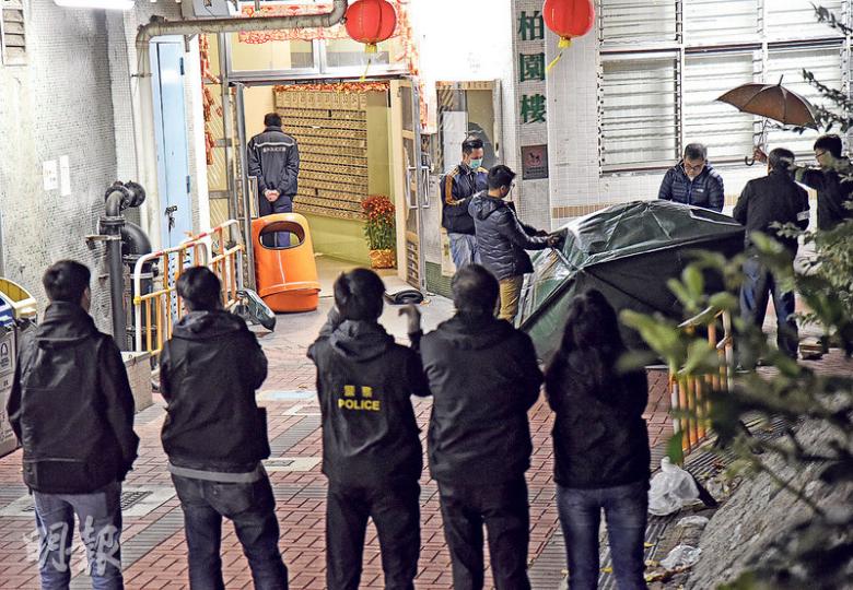 疑犯昨凌晨在警方上門追捕時,反鎖自己在黃大仙竹園北邨柏園樓的房間,未幾墮樓身亡。警員其後在現場調查。(蔡方山攝)重案組探員昨搜查疑犯單位房間時,發現一支相信為疑犯前日企圖行劫兌換店時所使用的仿製手槍。(蔡方山攝) 疑犯昨凌晨在警方上門追捕時,反鎖自己在黃大仙竹園北邨柏園樓的房間,未幾墮樓身亡。警員其後在現場調查。(蔡方山攝)重案組探員昨搜查疑犯單位房間時,發現一支相信為疑犯前日企圖行劫兌換店時所使用的仿製手槍。(蔡方山攝)