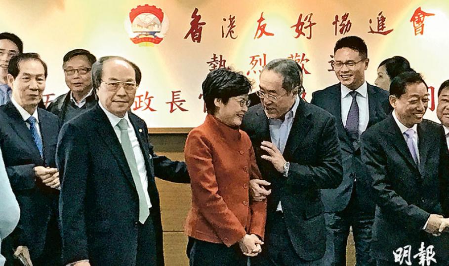上屆曾參選特首的全國政協常委唐英年昨主動在一眾傳媒鏡頭前,挽住特首參選人林鄭月娥手臂「傾密偈」(圖)。他事後稱,是向林太表達支持,又笑言自己有選舉經驗,因此「我提一提她」。被問及是否承諾提名予她,唐英年笑言,「呢個唔係密偈啦。」(渠贇攝) 上屆曾參選特首的全國政協常委唐英年昨主動在一眾傳媒鏡頭前,挽住特首參選人林鄭月娥手臂「傾密偈」(圖)。他事後稱,是向林太表達支持,又笑言自己有選舉經驗,因此「我提一提她」。被問及是否承諾提名予她,唐英年笑言,「呢個唔係密偈啦。」(渠贇攝)