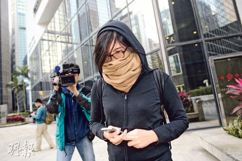 首被告許嘉琪(圖)昨審訊結束後,曾在法院大樓內用手機facebook直播拍攝記者。(蘇智鑫攝)次被告麥子晞(圖)除涉向警方擲玻璃樽外,亦被指用竹枝擲向一名追捕他的警員。(李紹昌攝)第三被告薛達榮(圖)昨日神情平靜,離開法庭時提醒攝影記者小心梯級。(李紹昌攝) 首被告許嘉琪(圖)昨審訊結束後,曾在法院大樓內用手機facebook直播拍攝記者。(蘇智鑫攝)次被告麥子晞(圖)除涉向警方擲玻璃樽外,亦被指用竹枝擲向一名追捕他的警員。(李紹昌攝)第三被告薛達榮(圖)昨日神情平靜,離開法庭時提醒攝影記者小心梯級。(李紹昌攝)