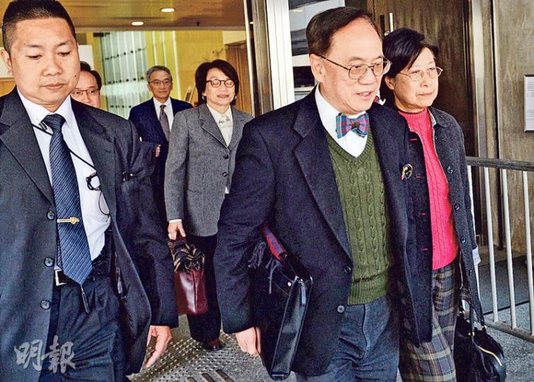 曾蔭權(右二)的胞妹曾璟璇(右三)、兩名弟弟曾蔭培及曾蔭荃(右四),和兩子曾慶衍及曾慶淳(右五)昨均有到庭聽審。曾蔭權昨聆訊時全程臉部繃緊,中途休庭時更一度在會議室內托額輕嘆,直到散庭後看到家人才展現笑容。(劉焌陶攝) 曾蔭權(右二)的胞妹曾璟璇(右三)、兩名弟弟曾蔭培及曾蔭荃(右四),和兩子曾慶衍及曾慶淳(右五)昨均有到庭聽審。曾蔭權昨聆訊時全程臉部繃緊,中途休庭時更一度在會議室內托額輕嘆,直到散庭後看到家人才展現笑容。(劉焌陶攝)