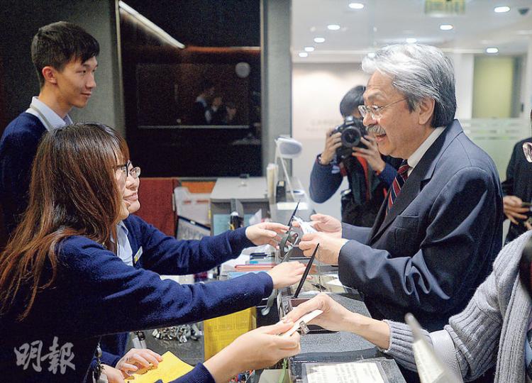 特首參選人曾俊華噚日到立法會同自由黨見面,但曾俊華唔記得帶身分證,要由助理返辦公室拎畀佢。(鍾林枝攝) 特首參選人曾俊華噚日到立法會同自由黨見面,但曾俊華唔記得帶身分證,要由助理返辦公室拎畀佢。(鍾林枝攝)