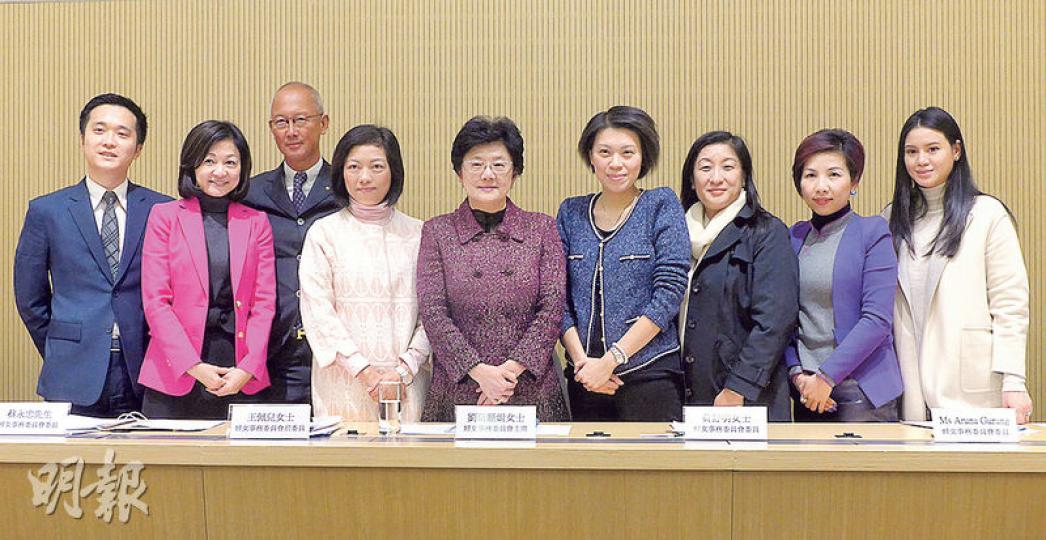 婦女事務委員會新舊委員一齊見記者,林建岳女兒林恬兒(右一)及馬時亨女婿劉仲恆(左一)以新委員身分出席。中(戴眼鏡者)為婦委會主席劉勒麗娟。(葉真真攝) 婦女事務委員會新舊委員一齊見記者,林建岳女兒林恬兒(右一)及馬時亨女婿劉仲恆(左一)以新委員身分出席。中(戴眼鏡者)為婦委會主席劉勒麗娟。(葉真真攝)