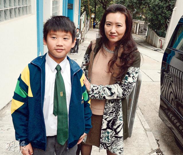 番禺會所華仁小學四年級的馮同學(左),其哥哥、父親及祖父也是香港華仁書院學生,馮母(右)認為港華轉直資是好事,相信港華教學及收生自由度能增加,會繼續支持兒子升讀港華。(劉焌陶攝)香港華仁書院學生陳同學(右)認為,學校轉直資對他沒有太大影響,但擔心有家庭經濟壓力較重的同學,或未能負擔較高昂的學費,「可能他們會考慮轉校」。(劉焌陶攝) 番禺會所華仁小學四年級的馮同學(左),其哥哥、父親及祖父也是香港華仁書院學生,馮母(右)認為港華轉直資是好事,相信港華教學及收生自由度能增加,會繼續支持兒子升讀港華。(劉焌陶攝)香港華仁書院學生陳同學(右)認為,學校轉直資對他沒有太大影響,但擔心有家庭經濟壓力較重的同學,或未能負擔較高昂的學費,「可能他們會考慮轉校」。(劉焌陶攝)