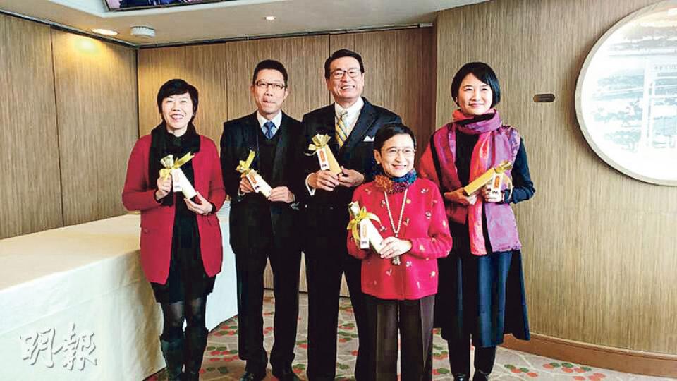 梁永祥(後排右二)表示,地監局將與發展商加強聯繫,希望可清楚闡釋新盤向買家提供的優惠條款。(劉詠怡攝) 梁永祥(後排右二)表示,地監局將與發展商加強聯繫,希望可清楚闡釋新盤向買家提供的優惠條款。(劉詠怡攝)