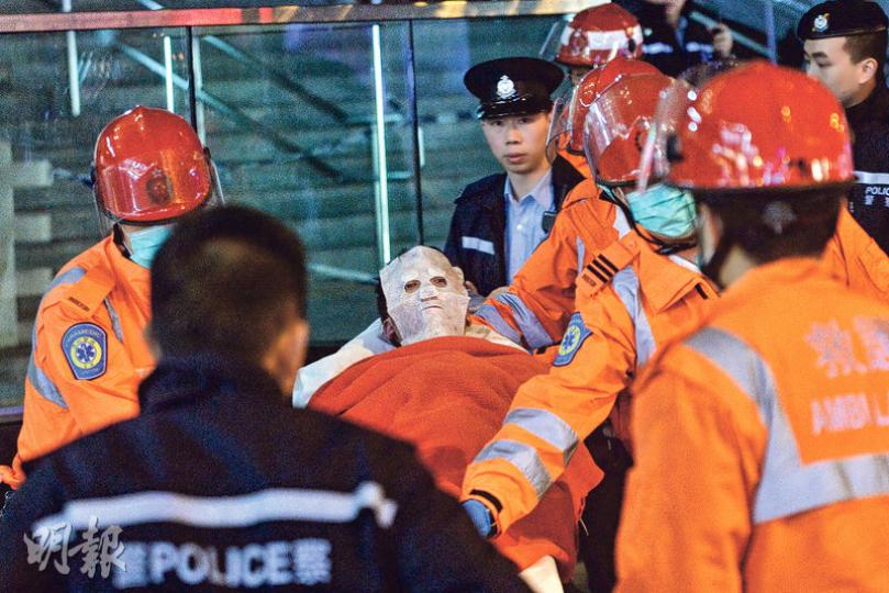 港鐵列車縱火案共有18名傷者,包括涉案疑犯及17名乘客,當中3人危殆,3人傷勢嚴重;圖為其中一名面部燒傷乘客敷上保護面膜送院救治。(楊柏賢攝)警方反恐特勤隊人員案發時剛於附近巡邏,趕到現場協助,特勤隊人員背囊內藏有的裝備包括槍械。(楊柏賢攝)港鐵列車發生縱火案後,警方隨即加派人員到其他車站巡邏,留意有沒有可疑人物,避免有人模仿;圖為昨晚金鐘站大堂。(鍾林枝攝)傷者由大批救護員分流及初步治理後,由救護車分送3間醫院。(馮凱鍵攝)縱火案後,涉事列車(圖)開往荃灣車廠,警方及政府化驗所派員到場檢查車廂 港鐵列車縱火案共有18名傷者,包括涉案疑犯及17名乘客,當中3人危殆,3人傷勢嚴重;圖為其中一名面部燒傷乘客敷上保護面膜送院救治。(楊柏賢攝)警方反恐特勤隊人員案發時剛於附近巡邏,趕到現場協助,特勤隊人員背囊內藏有的裝備包括槍械。(楊柏賢攝)港鐵列車發生縱火案後,警方隨即加派人員到其他車站巡邏,留意有沒有可疑人物,避免有人模仿;圖為昨晚金鐘站大堂。(鍾林枝攝)傷者由大批救護員分流及初步治理後,由救護車分送3間醫院。(馮凱鍵攝)縱火案後,涉事列車(圖)開往荃灣車廠,警方及政府化驗所派員到場檢查車廂