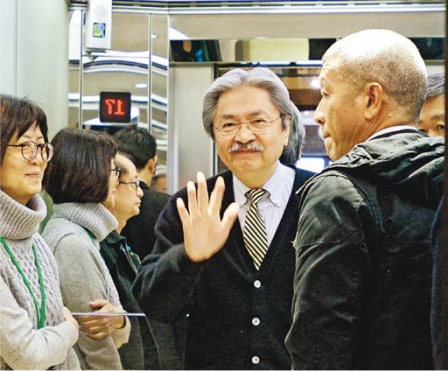 曾俊華(中)昨強調「非常樂觀可得到足夠的提名」,重申會用「策略性方法」交提名。(鍾林枝攝) 曾俊華(中)昨強調「非常樂觀可得到足夠的提名」,重申會用「策略性方法」交提名。(鍾林枝攝)