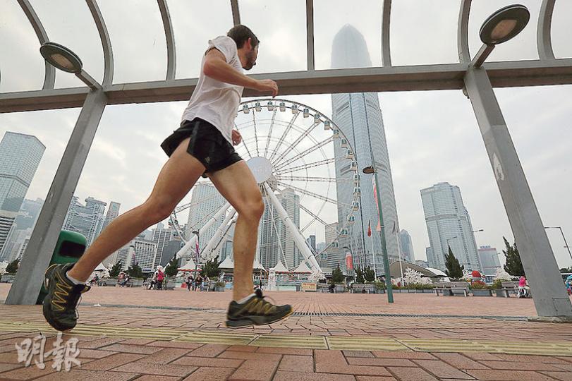 渣打香港馬拉松明晨凌行,當日氣溫預計13℃至19℃,港大篩查發現一成準跑手有心血管問題,以往有研究顯示寒冷會增加心臟病發,醫生提醒跑手應注意保暖,特別是起跑前及完成賽事後可穿上外套。(李紹昌攝) 渣打香港馬拉松明晨凌行,當日氣溫預計13℃至19℃,港大篩查發現一成準跑手有心血管問題,以往有研究顯示寒冷會增加心臟病發,醫生提醒跑手應注意保暖,特別是起跑前及完成賽事後可穿上外套。(李紹昌攝)