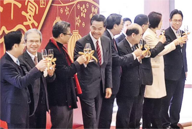 立法會噚日搞新春午宴,招待特首、行會成員及官員。午宴前,特首梁振英(台上左四)、立法會主席梁君彥(左五)等同與會者祝酒。(楊柏賢攝) 立法會噚日搞新春午宴,招待特首、行會成員及官員。午宴前,特首梁振英(台上左四)、立法會主席梁君彥(左五)等同與會者祝酒。(楊柏賢攝)
