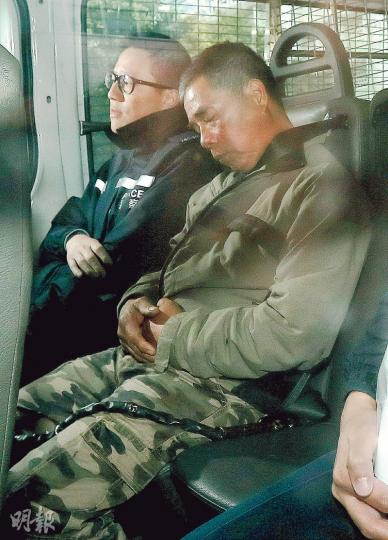 大嶼山人獸交案件,58歲男子鍾連輝(圖)被警方通宵扣查後,昨早由警車押送到法院應訊。(李紹昌攝)被告鍾連輝(右)離開法庭時,疑不滿被記者(左)拍攝,除用外套遮着面容,亦涉嫌向圖中攝影記者揮拳,致對方口及鼻流血。(張嘉雯攝)《蘋果日報》攝影記者(圖)在庭外追影被告鍾連輝時,被襲擊受傷致口鼻流血,其相機亦沾了血迹。(張嘉雯攝) 大嶼山人獸交案件,58歲男子鍾連輝(圖)被警方通宵扣查後,昨早由警車押送到法院應訊。(李紹昌攝)被告鍾連輝(右)離開法庭時,疑不滿被記者(左)拍攝,除用外套遮着面容,亦涉嫌向圖中攝影記者揮拳,致對方口及鼻流血。(張嘉雯攝)《蘋果日報》攝影記者(圖)在庭外追影被告鍾連輝時,被襲擊受傷致口鼻流血,其相機亦沾了血迹。(張嘉雯攝)