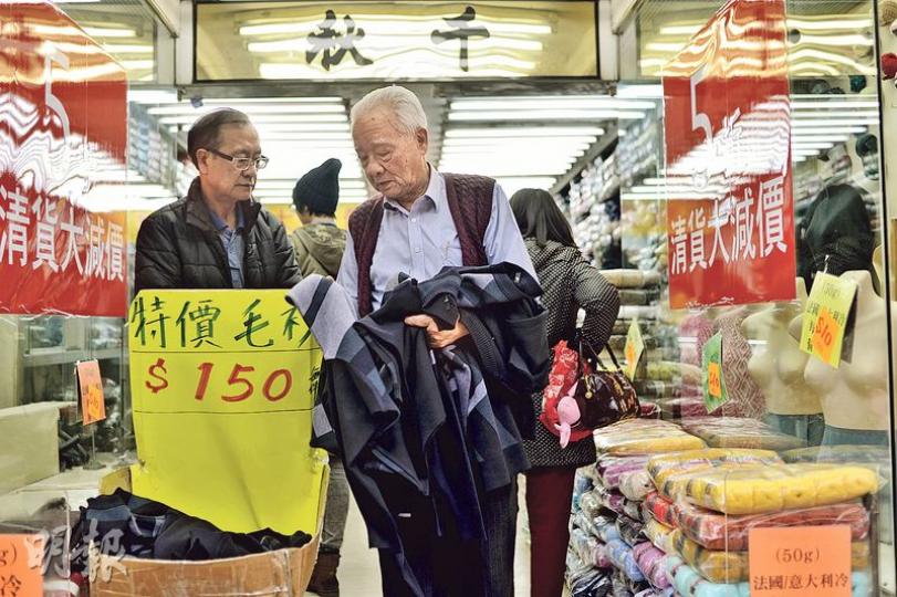 屹立土瓜灣61年的千秋毛冷店老闆劉煥華(右)與太太近年計劃退休,得到街坊與業主挽留,但兩老去意已決,該店將於3月底結業。(馮凱鍵攝) 屹立土瓜灣61年的千秋毛冷店老闆劉煥華(右)與太太近年計劃退休,得到街坊與業主挽留,但兩老去意已決,該店將於3月底結業。(馮凱鍵攝)