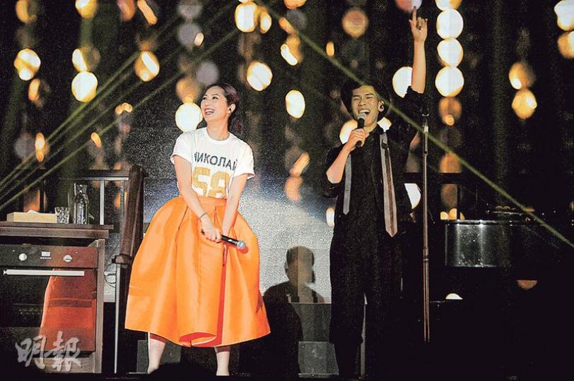 林奕匡前晚開騷,邀來千嬅任表演嘉賓,兩人合唱《斗零踭》,林奕匡又為千嬅伴奏。(攝影/記者﹕梁榮達) 林奕匡前晚開騷,邀來千嬅任表演嘉賓,兩人合唱《斗零踭》,林奕匡又為千嬅伴奏。(攝影/記者﹕梁榮達)