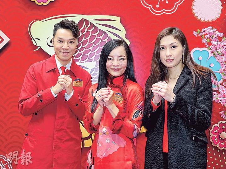 王賢誌(左起)、東華三院主席馬陳家歡及蔡加怡昨日出席新春團拜。(攝影/記者﹕林蘊兒) 王賢誌(左起)、東華三院主席馬陳家歡及蔡加怡昨日出席新春團拜。(攝影/記者﹕林蘊兒)