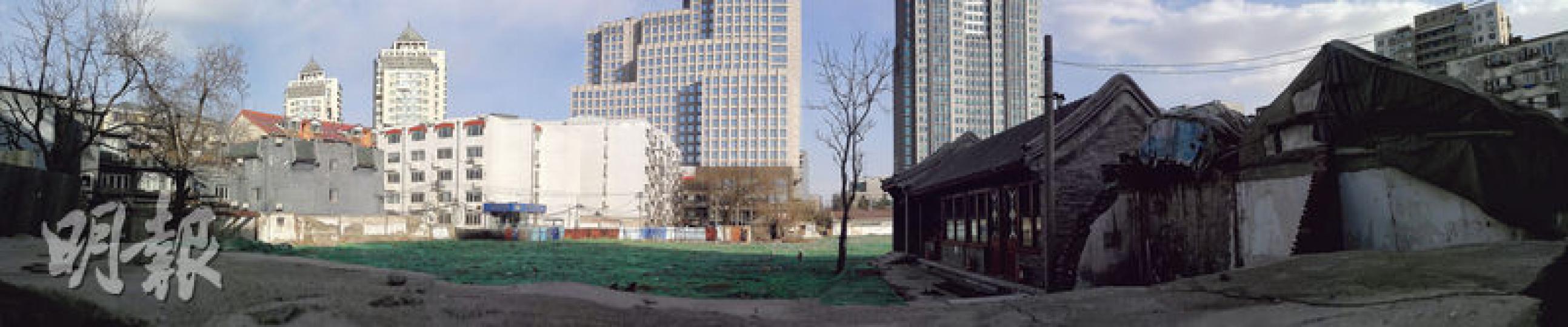 2012年1月在地產開發時被拆除的建築學家梁思成、林徽因故居,當局勒令原址復建,不過5年過去仍是一片瓦礫。(明報記者攝) 2012年1月在地產開發時被拆除的建築學家梁思成、林徽因故居,當局勒令原址復建,不過5年過去仍是一片瓦礫。(明報記者攝)