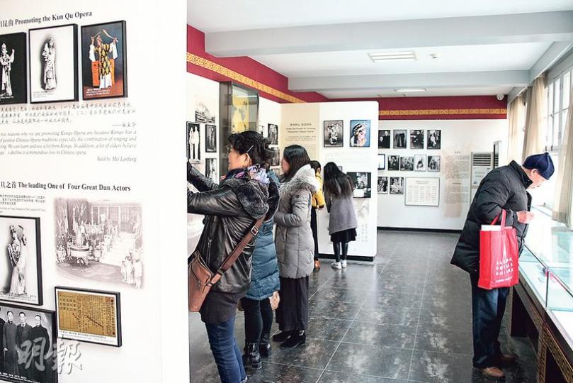 遊客在京劇藝術家梅蘭芳故居中觀看展覽。(明報記者攝) 遊客在京劇藝術家梅蘭芳故居中觀看展覽。(明報記者攝)