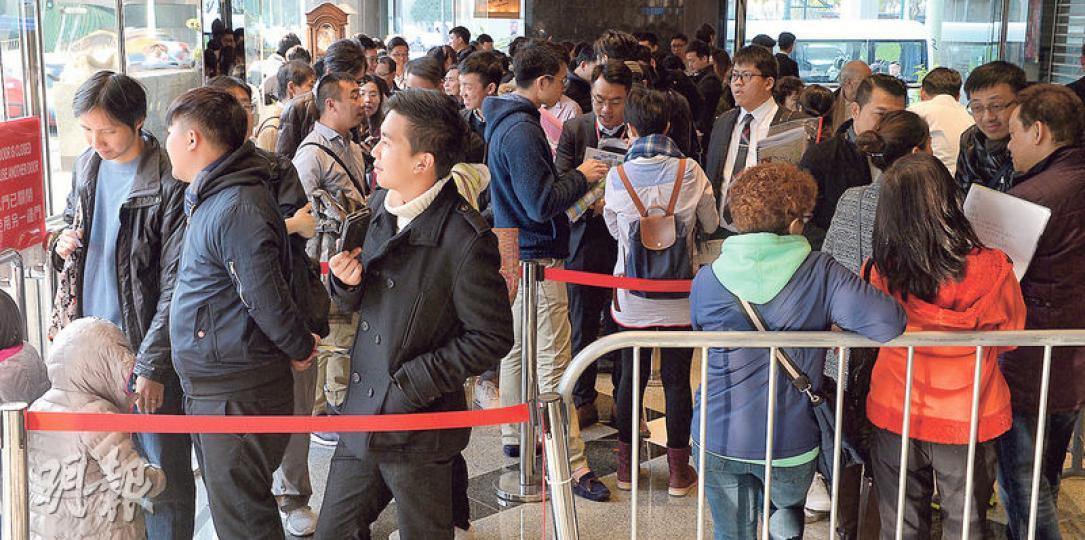 嘉華國際旗下的嘉匯昨首日收票,由於項目不受港人港地限制,故即使平均折實實呎貴絕啟德區,反應仍然不俗,超額2倍。周五起開放示範單位,共錄超過3000人次參觀。(劉焌陶攝) 嘉華國際旗下的嘉匯昨首日收票,由於項目不受港人港地限制,故即使平均折實實呎貴絕啟德區,反應仍然不俗,超額2倍。周五起開放示範單位,共錄超過3000人次參觀。(劉焌陶攝)