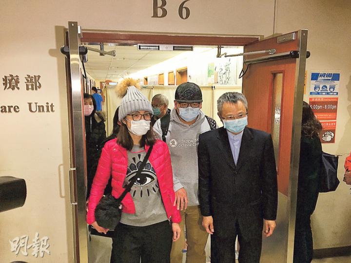 台灣女傷者張欣茹仍留醫伊利沙伯深切治療部,其弟弟(中)及弟婦(左)昨午趕到香港,並在台北經濟文化辦事處處長嚴重光(右)陪同下到醫院探望。家屬於病房逗留約半小時後離開,僅以「謝謝大家」回應傳媒提問,不願多談傷者情况。(許芳文攝) 台灣女傷者張欣茹仍留醫伊利沙伯深切治療部,其弟弟(中)及弟婦(左)昨午趕到香港,並在台北經濟文化辦事處處長嚴重光(右)陪同下到醫院探望。家屬於病房逗留約半小時後離開,僅以「謝謝大家」回應傳媒提問,不願多談傷者情况。(許芳文攝)