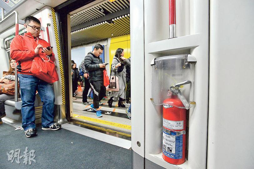 本報記者昨乘坐荃灣線列車,見每卡車廂的兩端連接位設有滅火筒,而滅火筒上有綠色標示,指示滅火筒的位置。(楊柏賢攝)港鐵證實前晚出事列車未有裝設閉路電視,但2004年後購置的新列車均裝備閉路電視。本報記者昨乘搭南港島線,每車卡的中央位置頂部設4部閉路電視鏡頭,旁邊有指示提醒乘客閉路電視正在運作。(楊柏賢攝) 本報記者昨乘坐荃灣線列車,見每卡車廂的兩端連接位設有滅火筒,而滅火筒上有綠色標示,指示滅火筒的位置。(楊柏賢攝)港鐵證實前晚出事列車未有裝設閉路電視,但2004年後購置的新列車均裝備閉路電視。本報記者昨乘搭南港島線,每車卡的中央位置頂部設4部閉路電視鏡頭,旁邊有指示提醒乘客閉路電視正在運作。(楊柏賢攝)