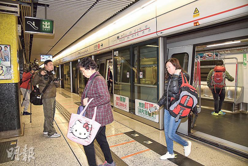 港鐵列車前晚發生縱火案後,尖沙嘴站要封閉讓警方蒐證,至昨清晨才重開,首班車在該站上落的乘客不多,月台找不到前晚事故留下的明顯痕迹。(蔡方山攝) 港鐵列車前晚發生縱火案後,尖沙嘴站要封閉讓警方蒐證,至昨清晨才重開,首班車在該站上落的乘客不多,月台找不到前晚事故留下的明顯痕迹。(蔡方山攝)