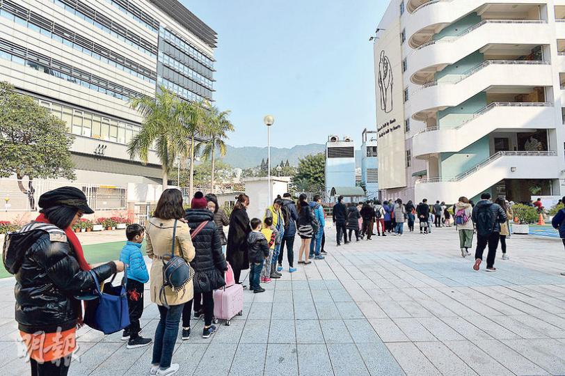 小學統一派位昨日起一連兩日接受申請,昨早9時已有約30名家長在九龍塘嘉諾撒聖家學校的41校網派位中心排隊等候。(楊柏賢攝) 小學統一派位昨日起一連兩日接受申請,昨早9時已有約30名家長在九龍塘嘉諾撒聖家學校的41校網派位中心排隊等候。(楊柏賢攝)