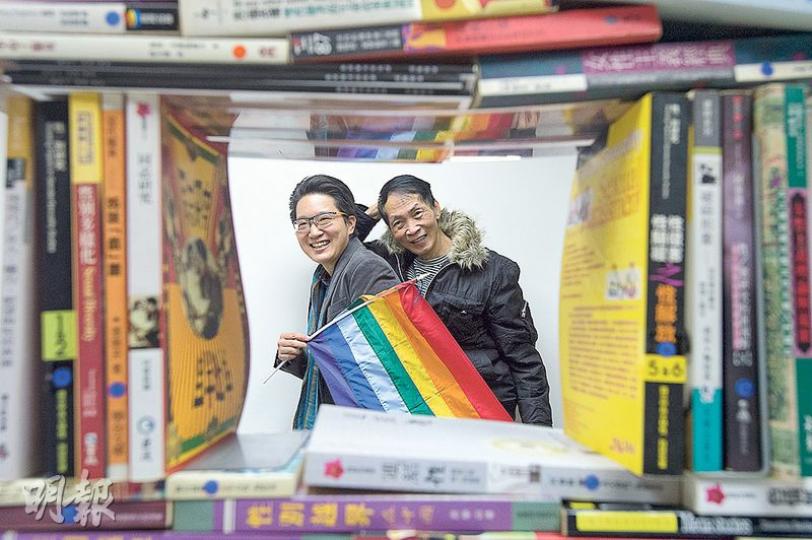 正籌辦同志運動會的戚本乙(左)和年過70的年長同志施魅力(右)將於第二屆《香港同讀文化節》中充當「真人圖書」,談自己的性傾向和對同志的想法,盼與公眾真情對話,讓他們更了解同志的想法。(鍾林枝攝) 正籌辦同志運動會的戚本乙(左)和年過70的年長同志施魅力(右)將於第二屆《香港同讀文化節》中充當「真人圖書」,談自己的性傾向和對同志的想法,盼與公眾真情對話,讓他們更了解同志的想法。(鍾林枝攝)
