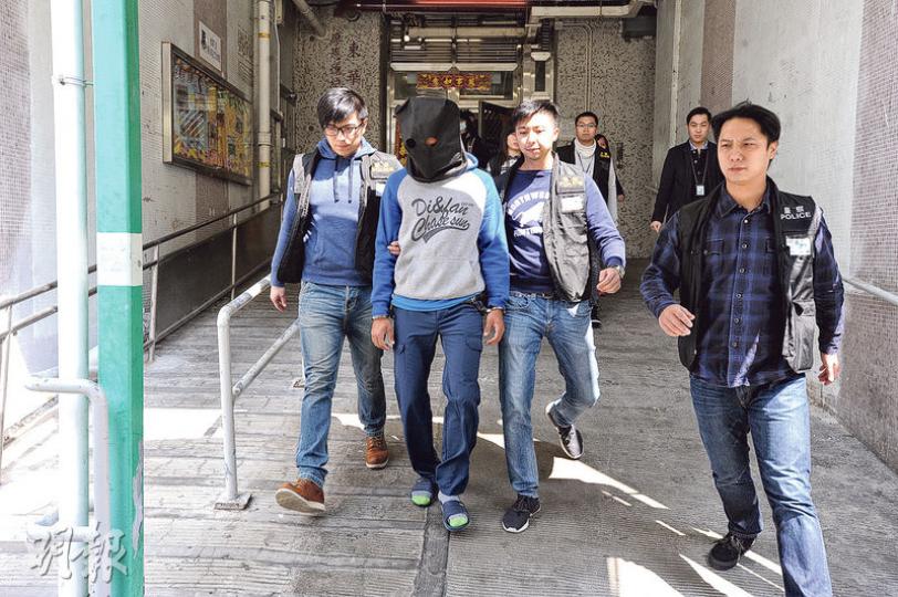 警方就去年底及上周三在港鐵火炭站附近發生的兩宗獨行夜歸女子被非禮案,拘捕一名居住區內的21歲南亞裔涉案男子;昨午人員把疑犯黑布蒙頭押返其禾輋邨寓所蒐證。(衛永康攝) 警方就去年底及上周三在港鐵火炭站附近發生的兩宗獨行夜歸女子被非禮案,拘捕一名居住區內的21歲南亞裔涉案男子;昨午人員把疑犯黑布蒙頭押返其禾輋邨寓所蒐證。(衛永康攝)