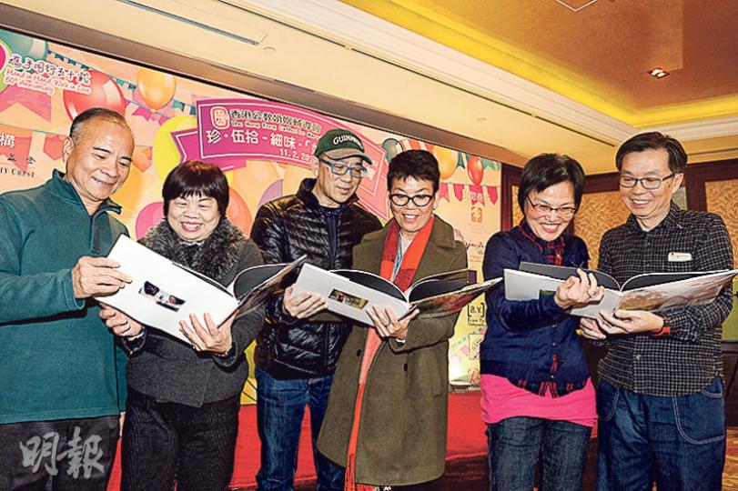 香港公教婚姻輔導會舉辦活動,替10對結婚逾30載的夫婦重拍婚紗照,並印刷成相冊留念。左起為曾氏、王氏、連氏夫婦。(劉焌陶攝) 香港公教婚姻輔導會舉辦活動,替10對結婚逾30載的夫婦重拍婚紗照,並印刷成相冊留念。左起為曾氏、王氏、連氏夫婦。(劉焌陶攝)