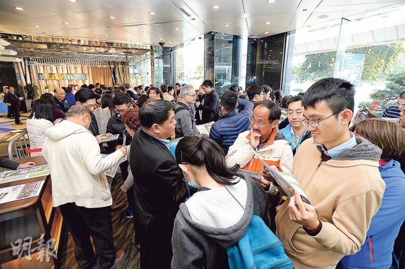 嘉華旗下東九龍嘉匯累收入票約900張，超額4倍，預料發展商最快今日公布加推單位。圖為昨日嘉匯售樓處現場。（楊柏賢攝）