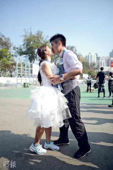 馮先生和準馮太昨穿上禮服及婚紗參與全馬賽事,兩人在終點甜蜜擁吻,慶祝他倆共同跑過第20個馬拉松賽事。(鍾林枝攝)6萬多人參與渣打馬拉松2017,其中昨早全馬選手迫爆佐敦彌敦道來回6條行車線,場面熱鬧。今屆各項賽事,破紀錄獲約1萬名海外跑手來港參與。(蘇智鑫攝) 馮先生和準馮太昨穿上禮服及婚紗參與全馬賽事,兩人在終點甜蜜擁吻,慶祝他倆共同跑過第20個馬拉松賽事。(鍾林枝攝)6萬多人參與渣打馬拉松2017,其中昨早全馬選手迫爆佐敦彌敦道來回6條行車線,場面熱鬧。今屆各項賽事,破紀錄獲約1萬名海外跑手來港參與。(蘇智鑫攝)