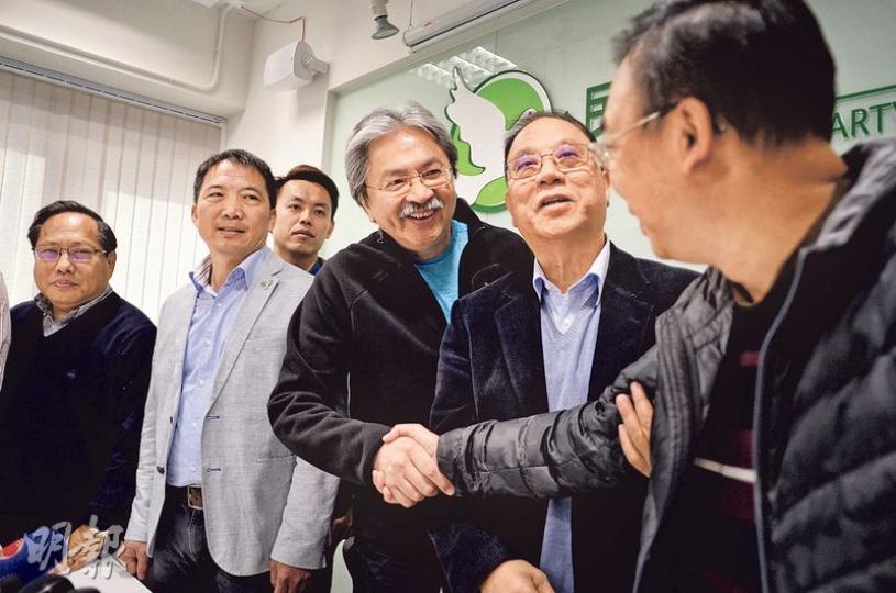 特首參選人曾俊華（右三）昨日與民主黨20多名選委或中委會面，他會後表明希望民主黨提名自己入閘，形容自己以往與民主黨有很好溝通。左起為何俊仁、胡志偉、羅健熙、曾俊華、楊森和張文光。（蘇智鑫攝）