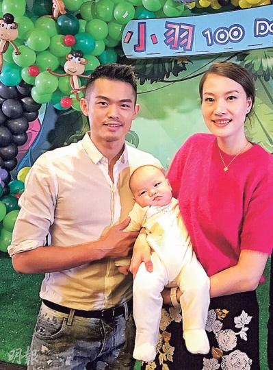 佈置如動物園一樣的百日宴,林丹與太太謝杏芳抱着「小羽」幸福又溫馨。(微博圖片) 佈置如動物園一樣的百日宴,林丹與太太謝杏芳抱着「小羽」幸福又溫馨。(微博圖片)