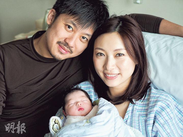 陳爽與老公梁梓軒已育有一子,今次再添一女湊成一個「好」字。(微博圖片)陳爽輕吻B女Ashley額頭,母愛滿瀉。(微博圖片) 陳爽與老公梁梓軒已育有一子,今次再添一女湊成一個「好」字。(微博圖片)陳爽輕吻B女Ashley額頭,母愛滿瀉。(微博圖片)