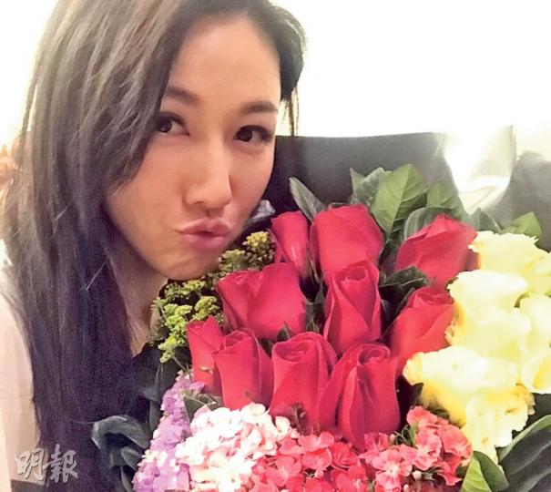 李施嬅收到好姊妹送上的一大束鮮花。(微博圖片)胡杏兒、胡定欣、胡蓓蔚、姚子羚齊為李施嬅慶祝36歲生日。(微博圖片) 李施嬅收到好姊妹送上的一大束鮮花。(微博圖片)胡杏兒、胡定欣、胡蓓蔚、姚子羚齊為李施嬅慶祝36歲生日。(微博圖片)