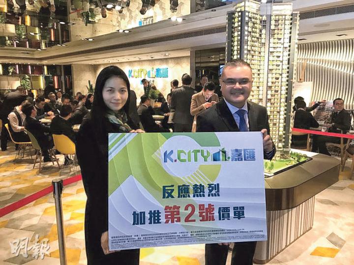 溫偉明(右)表示,旗下嘉匯市場反應理想,加推單位售價較高,主要反映景觀因素,項目預計周六推售。(林尚民攝) 溫偉明(右)表示,旗下嘉匯市場反應理想,加推單位售價較高,主要反映景觀因素,項目預計周六推售。(林尚民攝)