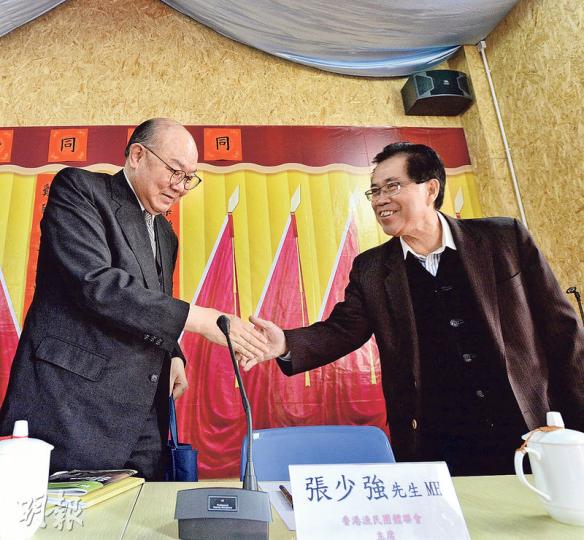 特首參選人胡國興(左)昨日與漁農界選委會面,他會後表示,自己對漁農界認識不多,是次會面令他有機會了解業界訴求,幫助他改善政綱。(楊柏賢攝)特首參選人曾俊華(左)昨亦與漁農界選委會面,漁農界立法會議員何俊賢(右)會後表示,今日會開會討論提名意向,稱該界別會綑綁提名。(楊柏賢攝)特首參選人葉劉淑儀(中)昨與工總選委會面,她在會後表示已有工總選委提名她,但拒絕透露是誰。被問到會否擔心爭取不到泛民選委的提名,葉太說民主派不是鐵板一塊,每個專業界別都有自己訴求,不是一個簡單的數字遊戲。(曾憲宗攝) 特首參選人胡國興(左)昨日與漁農界選委會面,他會後表示,自己對漁農界認識不多,是次會面令他有機會了解業界訴求,幫助他改善政綱。(楊柏賢攝)特首參選人曾俊華(左)昨亦與漁農界選委會面,漁農界立法會議員何俊賢(右)會後表示,今日會開會討論提名意向,稱該界別會綑綁提名。(楊柏賢攝)特首參選人葉劉淑儀(中)昨與工總選委會面,她在會後表示已有工總選委提名她,但拒絕透露是誰。被問到會否擔心爭取不到泛民選委的提名,葉太說民主派不是鐵板一塊,每個專業界別都有自己訴求,不是一個簡單的數字遊戲。(曾憲宗攝)