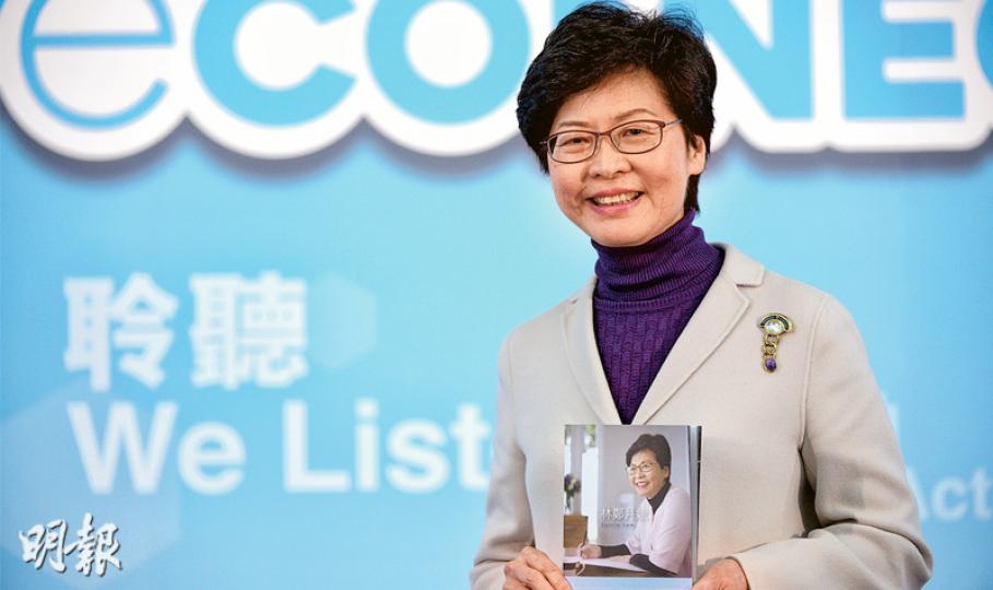 特首參選人林鄭月娥昨日就教育、稅制、置業三方面政綱作進一步闡述,包括提出若當選,立即每年增加50億元的教育經常開支;以及重建置業階梯,包括設「港人首置上車盤」。同場派發競選辦印製的小冊子(林太手持),介紹林太的成長、家庭及願景等。(鍾林枝攝) 特首參選人林鄭月娥昨日就教育、稅制、置業三方面政綱作進一步闡述,包括提出若當選,立即每年增加50億元的教育經常開支;以及重建置業階梯,包括設「港人首置上車盤」。同場派發競選辦印製的小冊子(林太手持),介紹林太的成長、家庭及願景等。(鍾林枝攝)