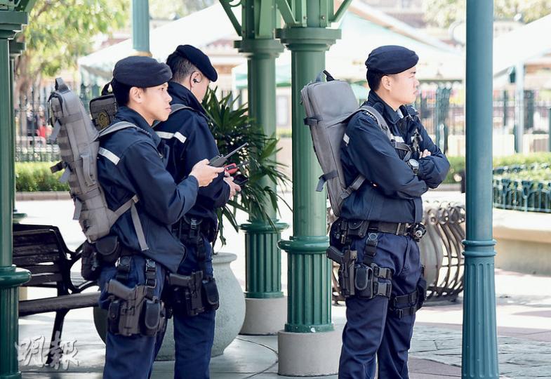 香港迪士尼樂園行政大樓昨發現可疑郵包,警方封鎖現場調查期間,一度派出反恐特勤隊到樂園外一帶巡邏(圖)。經爆炸品處理課人員檢查,證實郵包內只是玩具。(賴俊傑攝) 香港迪士尼樂園行政大樓昨發現可疑郵包,警方封鎖現場調查期間,一度派出反恐特勤隊到樂園外一帶巡邏(圖)。經爆炸品處理課人員檢查,證實郵包內只是玩具。(賴俊傑攝)
