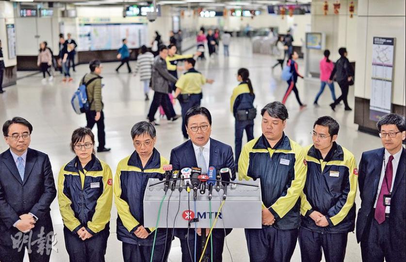 港鐵主席馬時亨(左四)昨到尖沙嘴站巡視後,與發生縱火列車的車長等職員一同見傳媒,他說港鐵就縱火案成立的高級別調查小組將於一個月內向政府提交初步報告。(蘇智鑫攝)港鐵車務營運總管李聖基出席商台節目後見記者,稱港鐵職員於縱火案當晚7時14分抵達月台協助滅火及疏散乘客,而當日該站共有10名職員及15名月台助理當值。(劉焌陶攝) 港鐵主席馬時亨(左四)昨到尖沙嘴站巡視後,與發生縱火列車的車長等職員一同見傳媒,他說港鐵就縱火案成立的高級別調查小組將於一個月內向政府提交初步報告。(蘇智鑫攝)港鐵車務營運總管李聖基出席商台節目後見記者,稱港鐵職員於縱火案當晚7時14分抵達月台協助滅火及疏散乘客,而當日該站共有10名職員及15名月台助理當值。(劉焌陶攝)