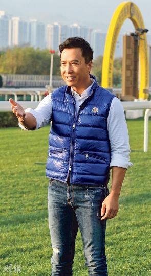甄子丹昨晨現身沙田馬場,為馬會拍攝打吡大賽宣傳片,到了馬場當然順道探望愛駒「宇宙車神」。(攝影﹕張國彬)甄子丹(右一)在練馬師約翰摩亞(右二)陪同下睇愛駒,甄子丹摸摸馬頭以示鼓勵,但愛駒情緒緊張發脾氣。(攝影﹕張國彬)甄子丹走上烽火台手持望遠鏡觀看愛駒「宇宙車神」出操,十足十練馬師。(攝影﹕張國彬)外籍騎師李寶利(左)與巴度(右)見到甄子丹即上前要求合照,兩人成功「集郵」。(攝影﹕張國彬) 甄子丹昨晨現身沙田馬場,為馬會拍攝打吡大賽宣傳片,到了馬場當然順道探望愛駒「宇宙車神」。(攝影﹕張國彬)甄子丹(右一)在練馬師約翰摩亞(右二)陪同下睇愛駒,甄子丹摸摸馬頭以示鼓勵,但愛駒情緒緊張發脾氣。(攝影﹕張國彬)甄子丹走上烽火台手持望遠鏡觀看愛駒「宇宙車神」出操,十足十練馬師。(攝影﹕張國彬)外籍騎師李寶利(左)與巴度(右)見到甄子丹即上前要求合照,兩人成功「集郵」。(攝影﹕張國彬)