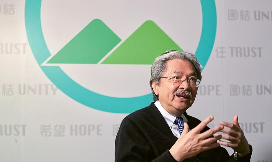 特首參選人曾俊華昨日在競選辦公室接受本報專訪,他認為自己並非「捱打」,明言不少朋友提名時有其考慮,但相信在暗票投票時不少人會支持他。他說會正面看待選舉,包括會繼續努力爭取支持,未來亦會採取不同的選舉策略。(李紹昌攝) 特首參選人曾俊華昨日在競選辦公室接受本報專訪,他認為自己並非「捱打」,明言不少朋友提名時有其考慮,但相信在暗票投票時不少人會支持他。他說會正面看待選舉,包括會繼續努力爭取支持,未來亦會採取不同的選舉策略。(李紹昌攝)