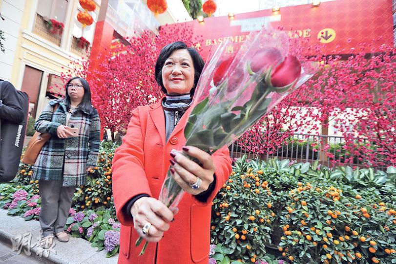 特首參選人葉劉淑儀(前)昨日趁情人節到灣仔送玫瑰花。對於提名問題,她說感覺自己較其他參選人落後,形容拉票工作艱苦,但仍對爭取足夠提名入閘有信心。(李紹昌攝)特首參選人胡國興(左二)昨日到訪鄉議局與選委會面,他會後形容自己「半告急」,稱目前只得3個提名。鄉議局會後決定將26名選委連同主席劉業強(右二)合共27票綑綁提名林鄭月娥。(郭慶輝攝) 特首參選人葉劉淑儀(前)昨日趁情人節到灣仔送玫瑰花。對於提名問題,她說感覺自己較其他參選人落後,形容拉票工作艱苦,但仍對爭取足夠提名入閘有信心。(李紹昌攝)特首參選人胡國興(左二)昨日到訪鄉議局與選委會面,他會後形容自己「半告急」,稱目前只得3個提名。鄉議局會後決定將26名選委連同主席劉業強(右二)合共27票綑綁提名林鄭月娥。(郭慶輝攝)